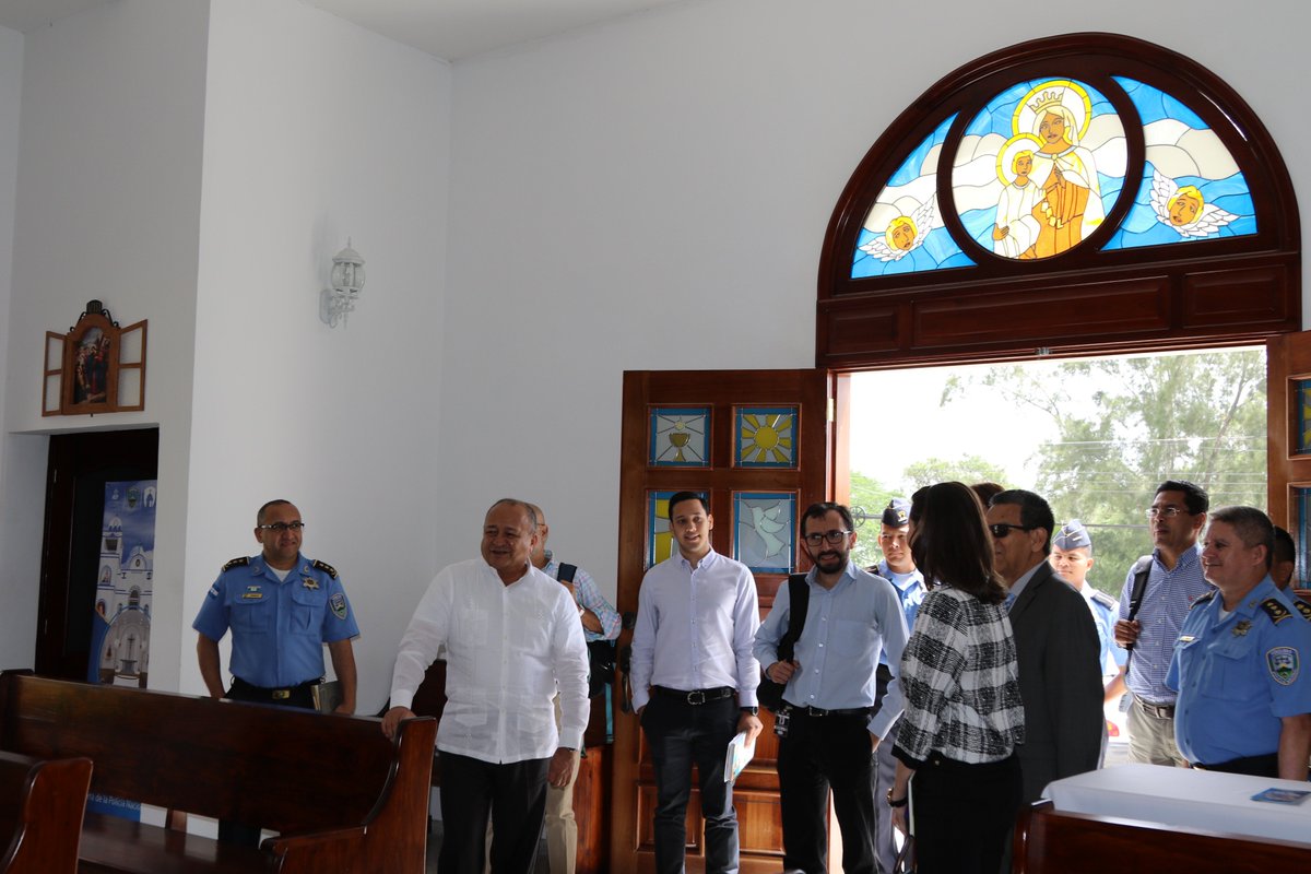 PoliciaHonduras's tweet photo. @mariandreamc ministra de @EyC_HND recorre las instalaciones de la @SSEGURIDADHN y @PoliciaHonduras para conocer los procedimientos aplicados a través de #SIG #UTECI y #Telemática https://t.co/LYVcKKnrGb