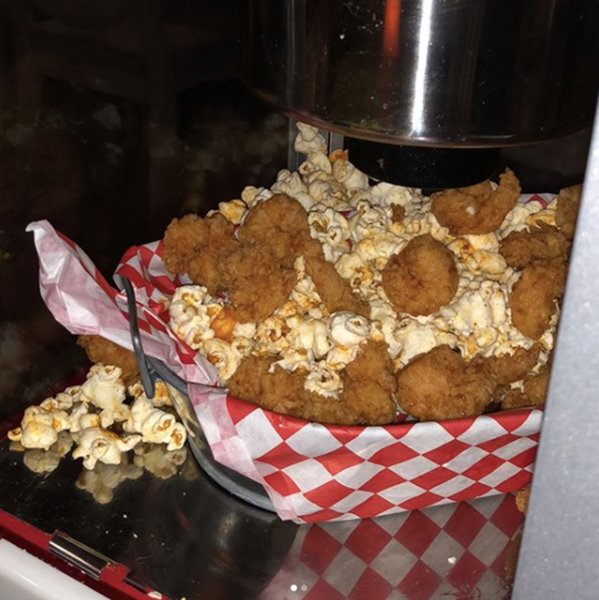 Barton_G_LA's tweet photo. Get ready for the 4th of July by eating some popcorn shrimp! 
#4thofjuly #popcornshrimp #redwhite&amp;blue #bartong #bartonGLA #la #losAngeles #laEats #soGood #seafood #whereElse #shrimp #getIt
📸: @foodholic.qa https://t.co/go1HKcvryQ