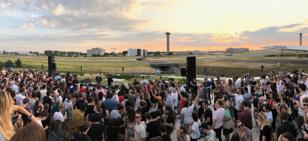 1 million de vues en moins de 24h pour le concert de <a href="/TaleOfUs/">Tale Of Us</a> sur la terrasse du siège du <a href="/GroupeADP/">Groupe ADP</a> avec @cerclemusic <a href="/le_cnc/">Le CNC</a>. Un ciel rougeoyant pour accompagner cette soirée exceptionnelle ! #Bravo facebook.com/cerclemusic/vi…