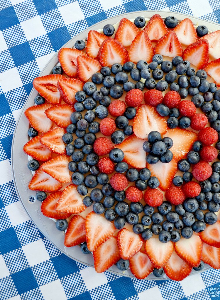 FindingZest's tweet photo. This looks so pretty &amp; is perfect for 4th of July! Sugar Cookie Fruit Pizza with Fresh Berries from @OhMySugarHigh >>> https://t.co/Q6j73ONP0T #dessert #4thofjuly #foodie #berries #dessertrecipes #Cookie https://t.co/N6dg7gf4Wt