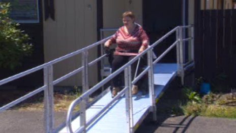 KeithKOMO4's tweet photo. "Its going to be a celebration. It's been very difficult & I have supporters on both sides & it's really really hard because I love them all." Sarah Howe who is blind on her 1st time on new wheelchair ramp at new apt after being ousted from Tiki Apts w/60 others. 5pm #komonews https://t.co/fsibLwMrZH