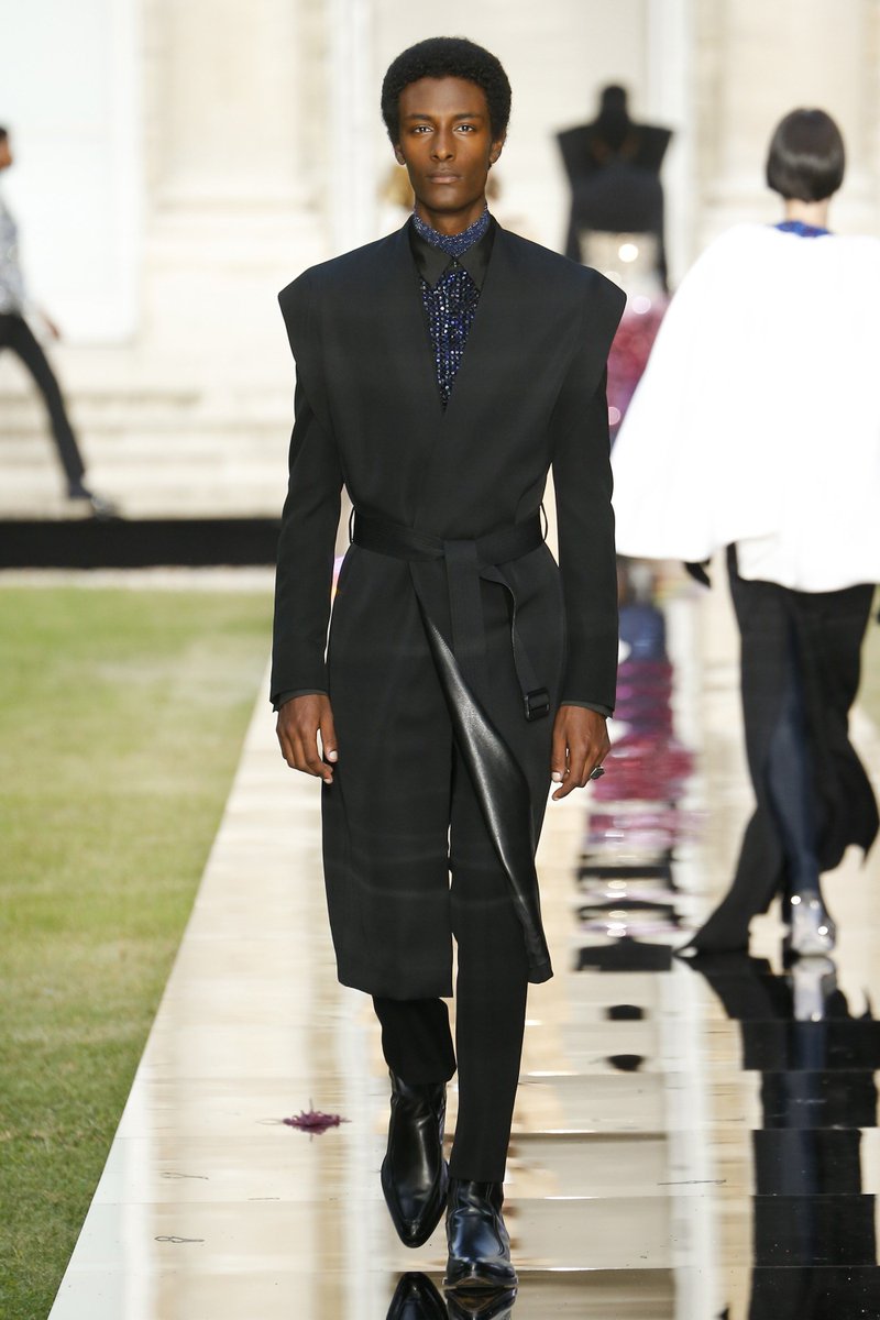StudioFWI's tweet photo. Givenchy Haute-Couture Fall 2018 ~ https://t.co/jORZGSHzAl