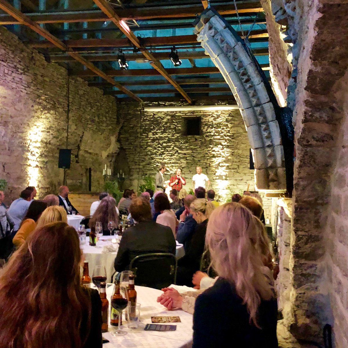 NHarlevi's tweet photo. 100 % ekologiskt när #Spendrups bjöd på middag i vackra Klosterlängan. Supergott, trevligt o kul att höra alla positiva ordalag om #Almedalsveckan och #visby från de tillresta. #gotlandsbryggeri https://t.co/vO6lxZssSA