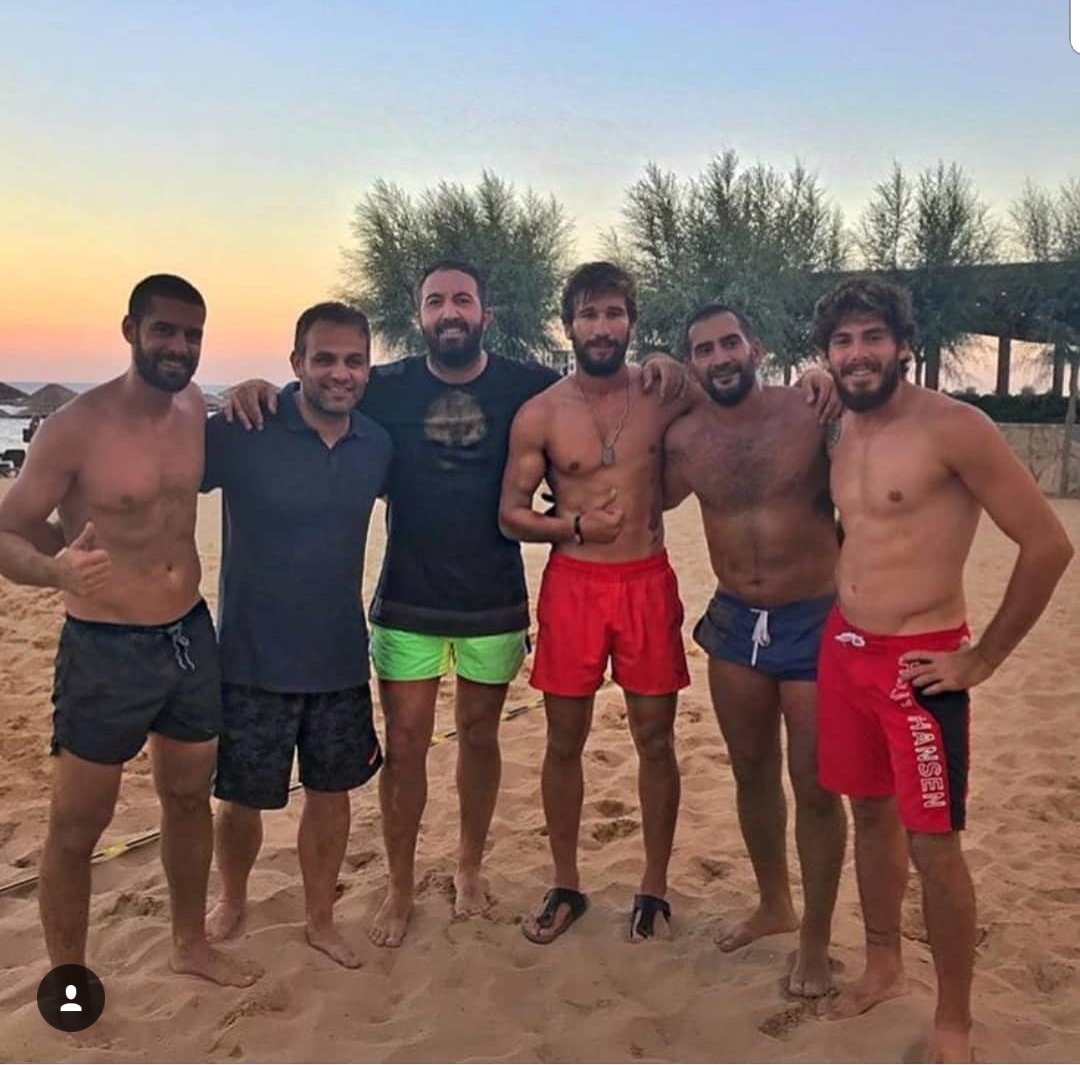 Anlayamadığım birşey var ...

Neden Yarışmacıları sadece kıyafetli görüyoruz ? Yanlış anlaşılmasın. kadınları anlayabiliyorum, bikini ile koşmak falan riskli istemezler, ama hangi erkek tişörtle koşmayı tercih eder ? 
Erkekleri böyle görmek ayıp mı ? Değil eee ?

#Survivor2018