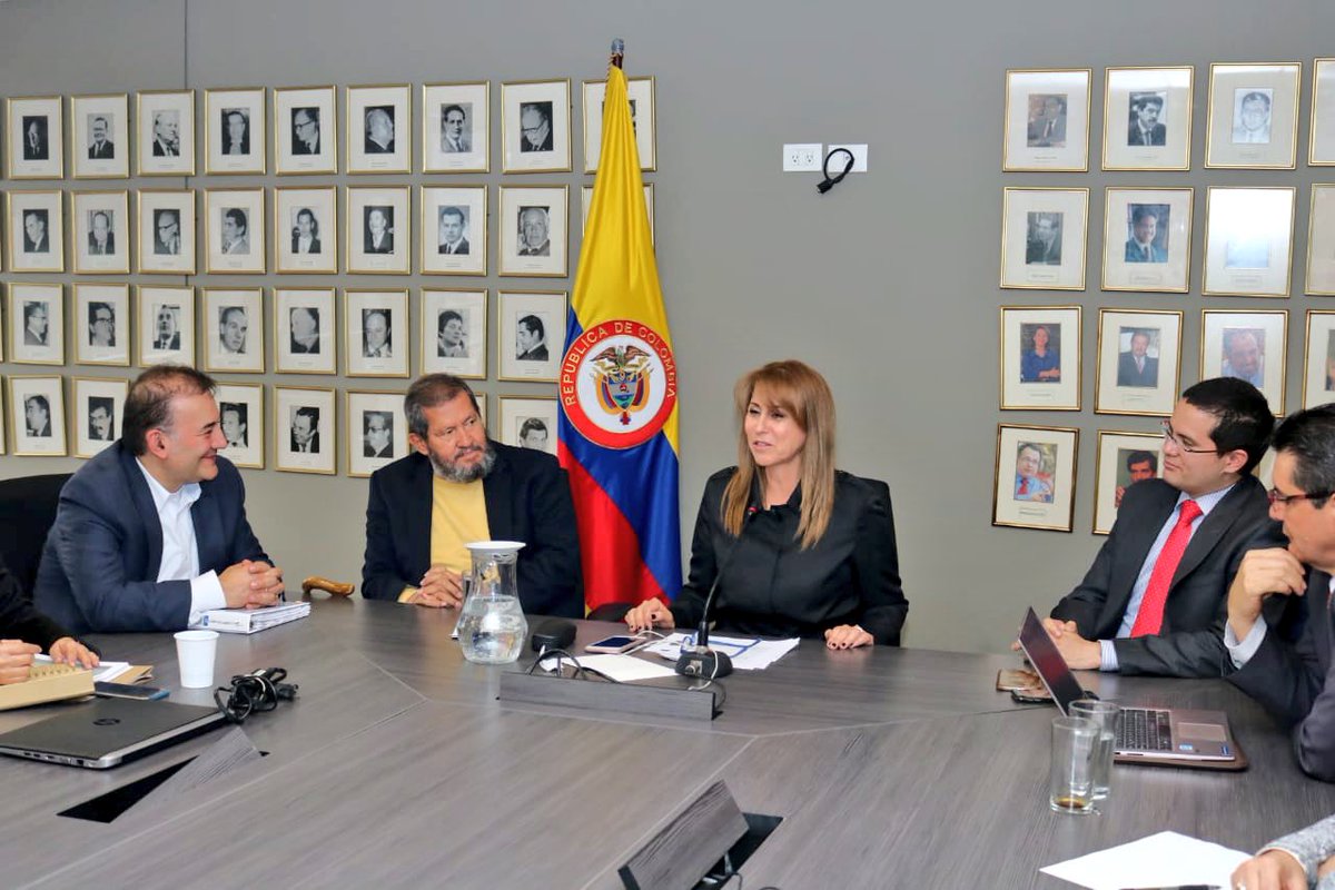 MintrabajoCol's tweet photo. Continúa el empalme del @MintrabajoCol con la comisión asignada por el presidente electo, @IvanDuque, Angelino Garzón y Freddy Castro, en compañía de la ministra @GriseldaResGal presiden la reunión. https://t.co/TmtCU8NZbp