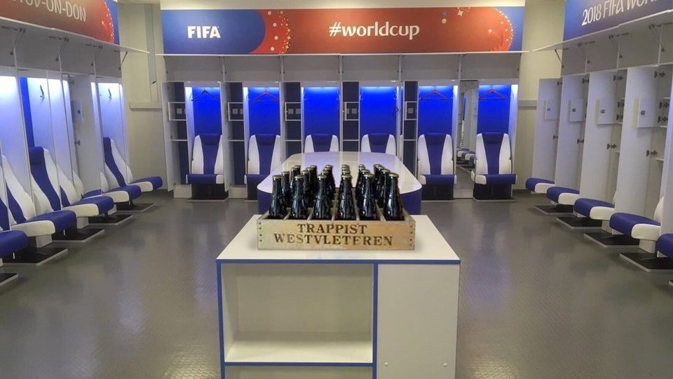 Amazing from Belgium. This is how they left the changing room after their Brazil match: cleaned it all. 
And in the middle, have left a message to Russia: “Trappist”.
#WorldCup #BRABEL