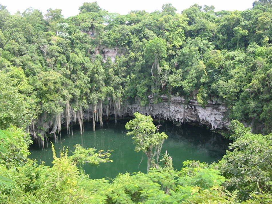 Los Tres Ojos, Santo Domingocaves used by the Taínos, popular tourist place.