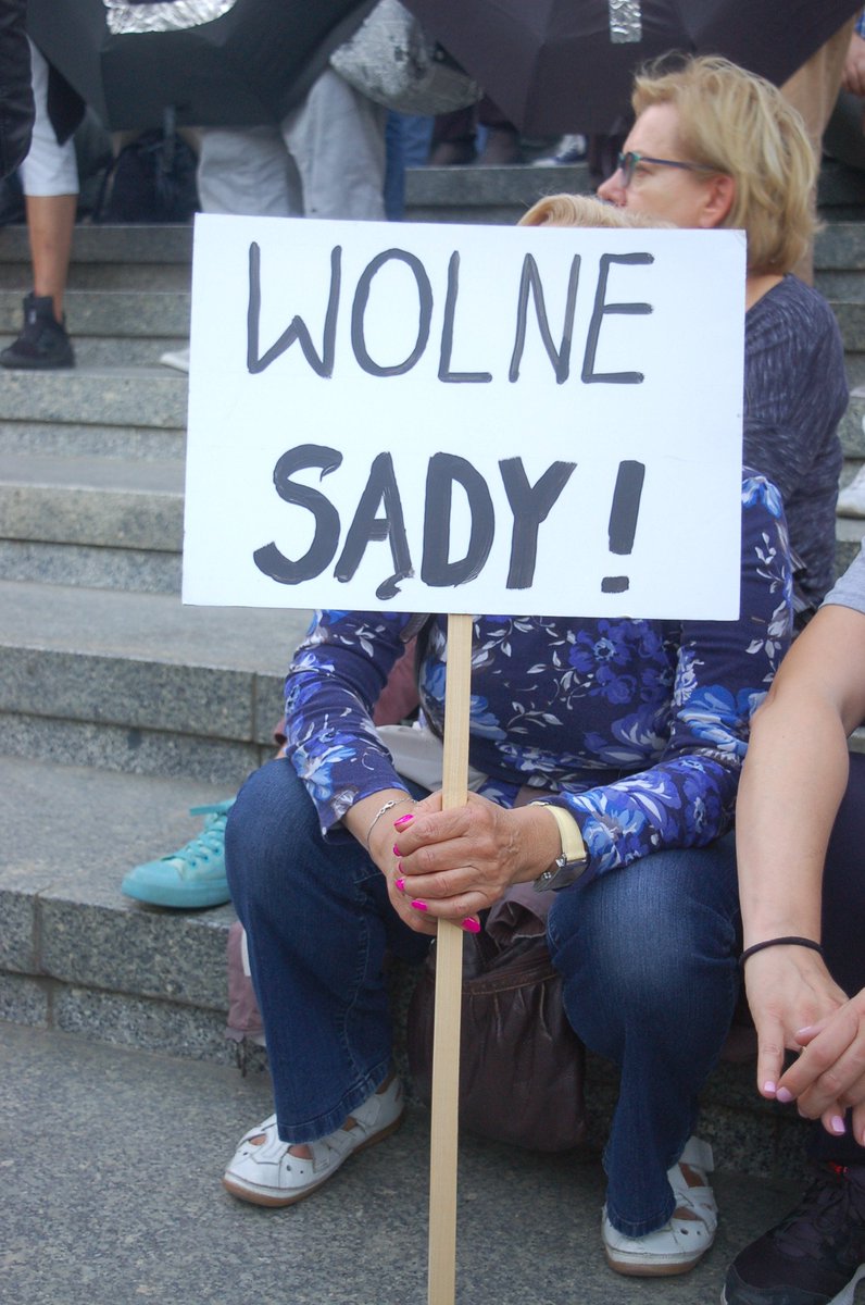 m_banned's tweet photo. #SN
#wolneSądy
#EuropoNieOdpuszczaj 
#Konstytucja https://t.co/gywsciFsYi