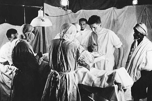 CirujanoOral's tweet photo. RW: "El Médico y la Guerra (Tributo al Dr. Martín Sánchez)" https://t.co/FJtlYYQvVQ Ya en el #Maxiloblog Hoy #FelizMiercoles Difundes? Gracias! https://t.co/xcQPSCASYX