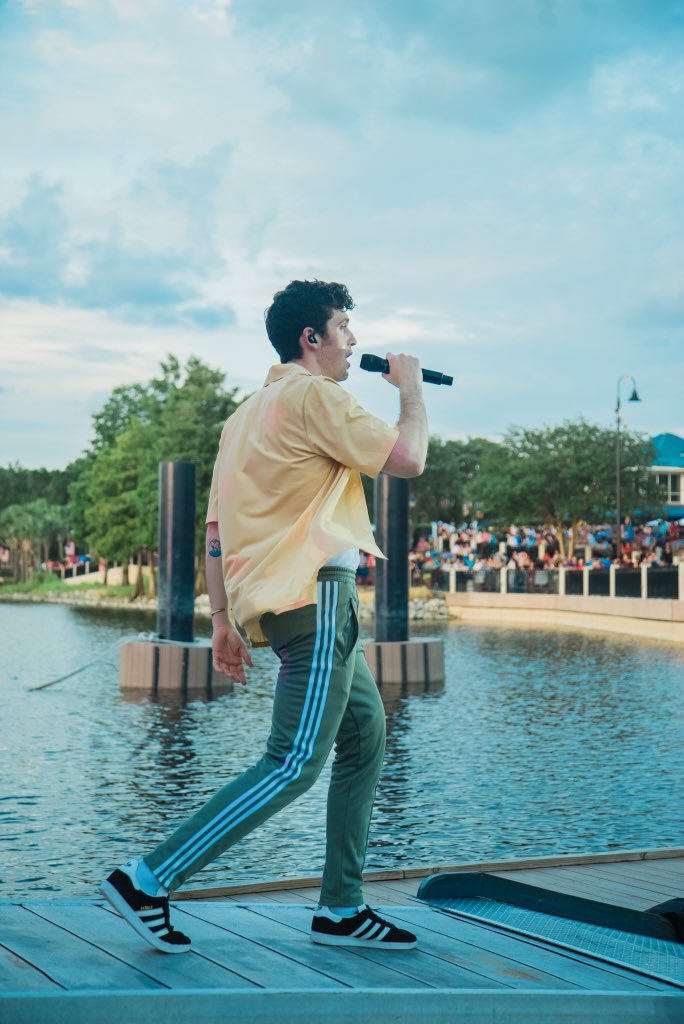 lauvsongs's tweet photo. hiiiiiiiiiiii https://t.co/kcXCUdZTld