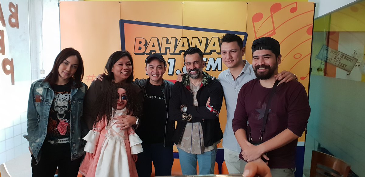 HitMakeStudios's tweet photo. Pagi-pagi boneka Sabrina, @SaraWijayanto, @csugiono , @jeremythomasjt & @rizky_hanggono dipanggil ON AIR di @bahanafmjkt 101.8 FM #TikaUdjoOnBahanaFM 📻🙌
Terima kasihh atas keseruannya pagi ini 🙏
.
.
#sabrinathemovie #comingsoon #12juli2018 #BODJO #BahanaFM https://t.co/LPiEJaKoKN