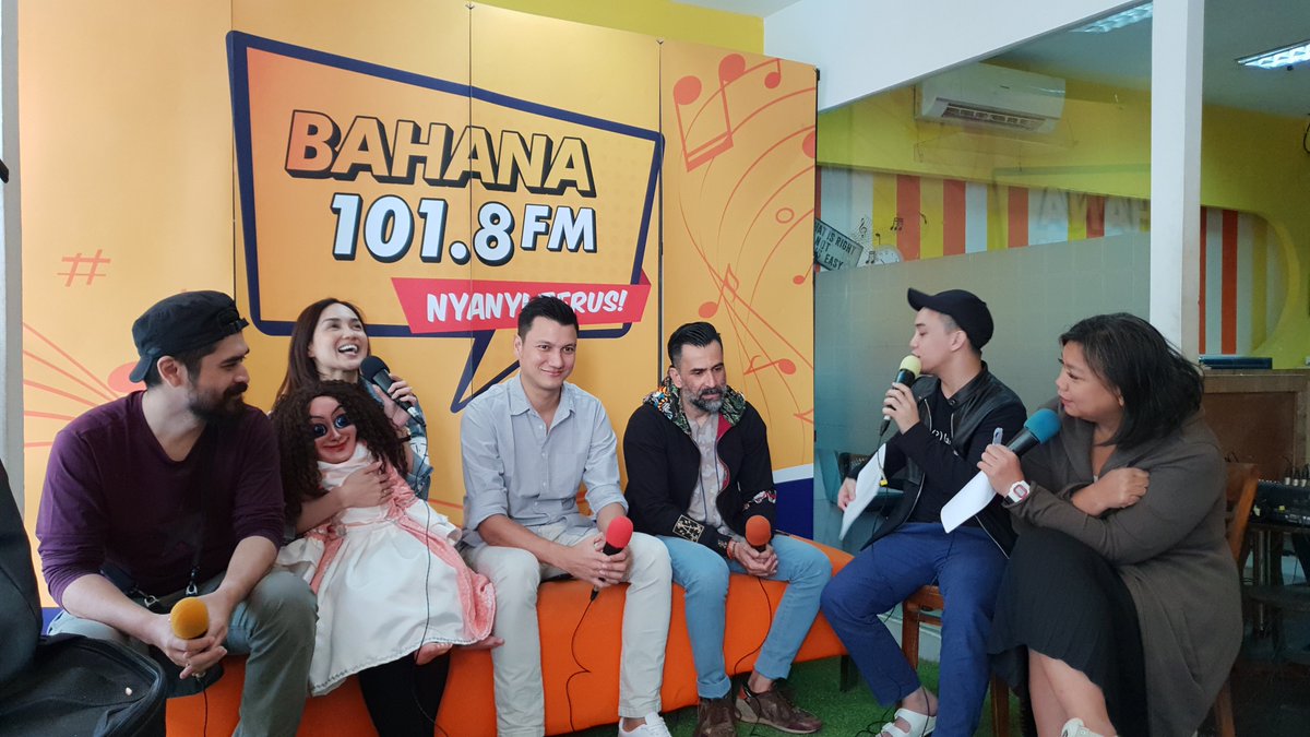 HitMakeStudios's tweet photo. Pagi-pagi boneka Sabrina, @SaraWijayanto, @csugiono , @jeremythomasjt & @rizky_hanggono dipanggil ON AIR di @bahanafmjkt 101.8 FM #TikaUdjoOnBahanaFM 📻🙌
Terima kasihh atas keseruannya pagi ini 🙏
.
.
#sabrinathemovie #comingsoon #12juli2018 #BODJO #BahanaFM https://t.co/LPiEJaKoKN