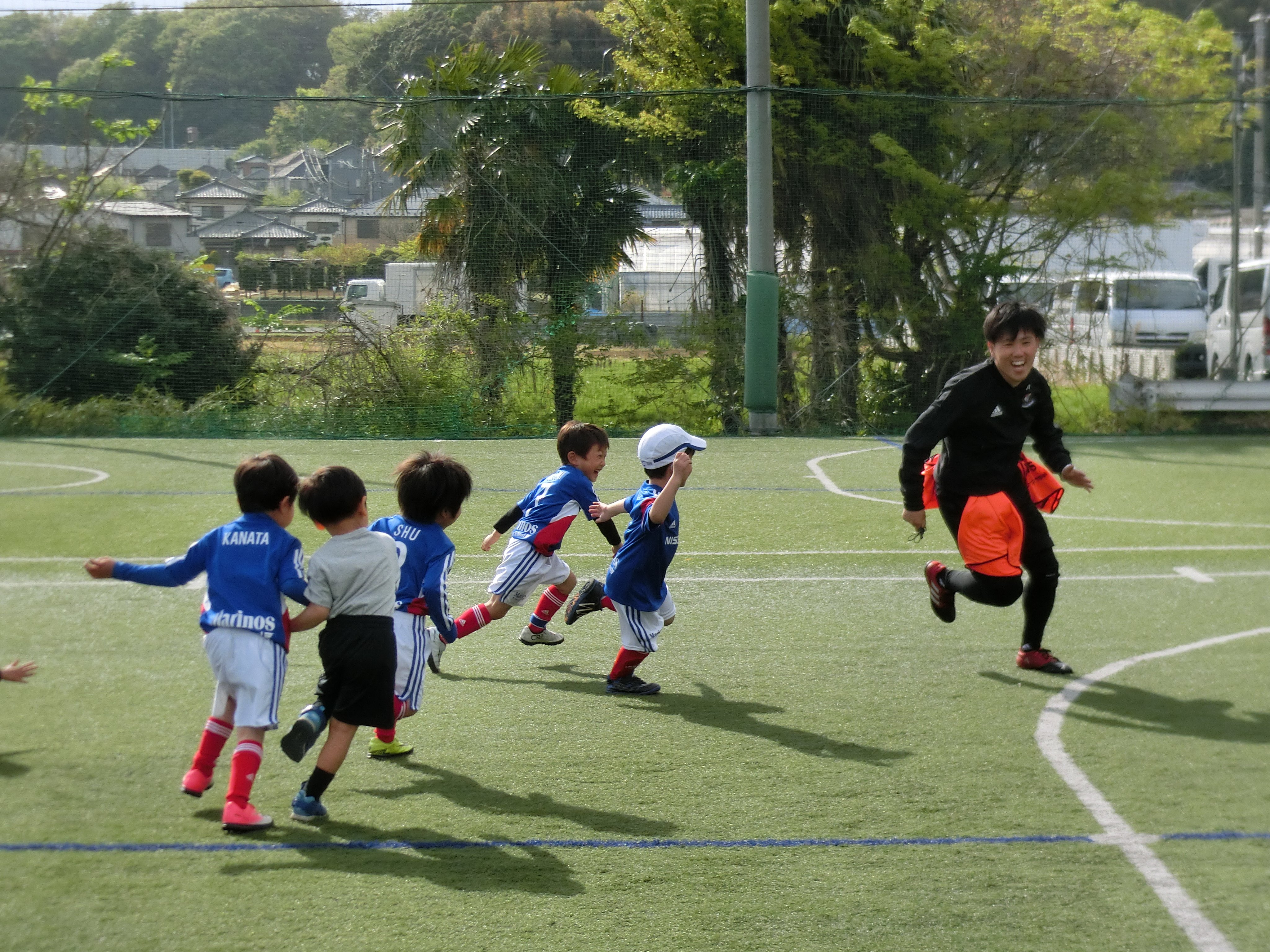 マリノス サッカースクール 7 4は 小机校 Shunsuke Park校 東山田校 萬年龍太郎コーチのお誕生日です 今年の目標は 5cm身長を伸ばすこと と語る萬年コーチ 人間あきらめたら何も始まりません 奇跡を起こす25歳の挑戦です お誕生日おめでとう