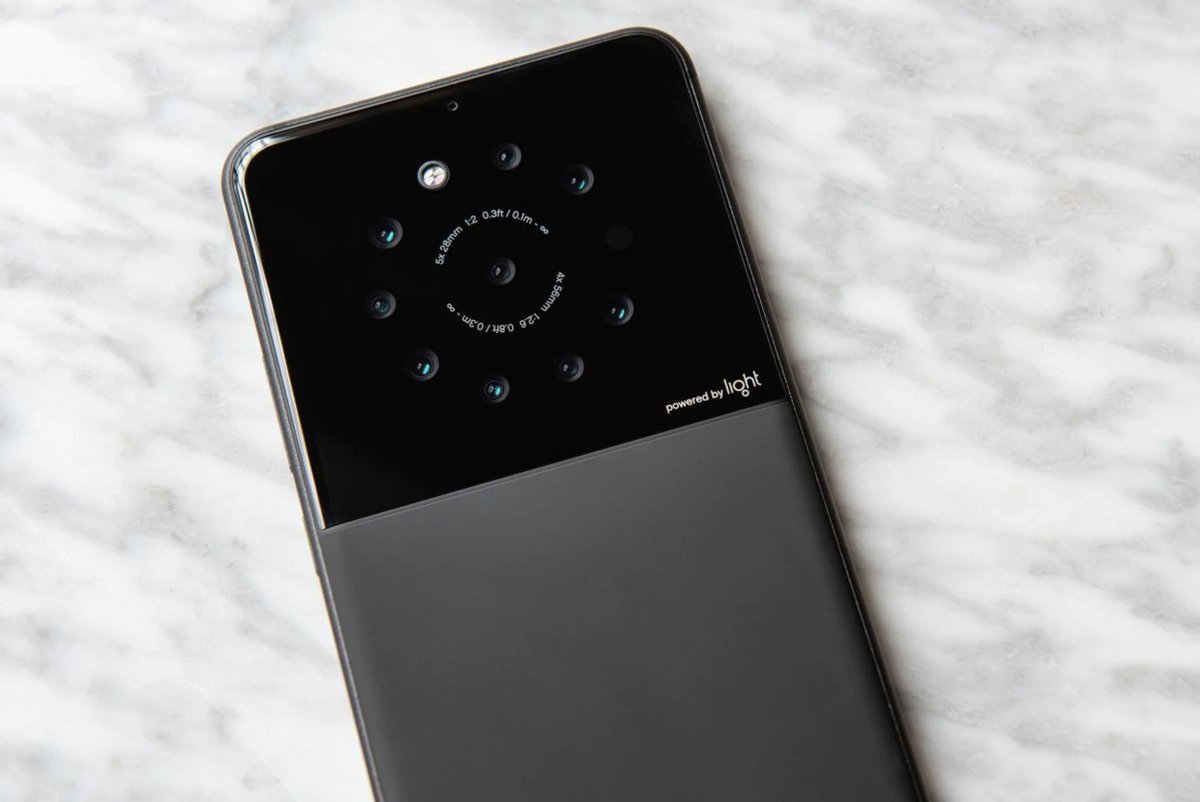 verge's tweet image. Light is working on a nine camera smartphone prototype theverge.com/circuitbreaker…