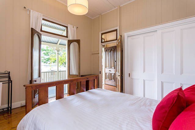 ShortStayDirect's tweet image. When you're next visiting Brisbane, why not stay in this beautiful 4 bedroom renovated Queenslander in Woolloongabba! Plenty of room for the whole family and you can walk to all the restaurants and attractions of Southbank. Check out this property so you… ift.tt/2Gnmxkb