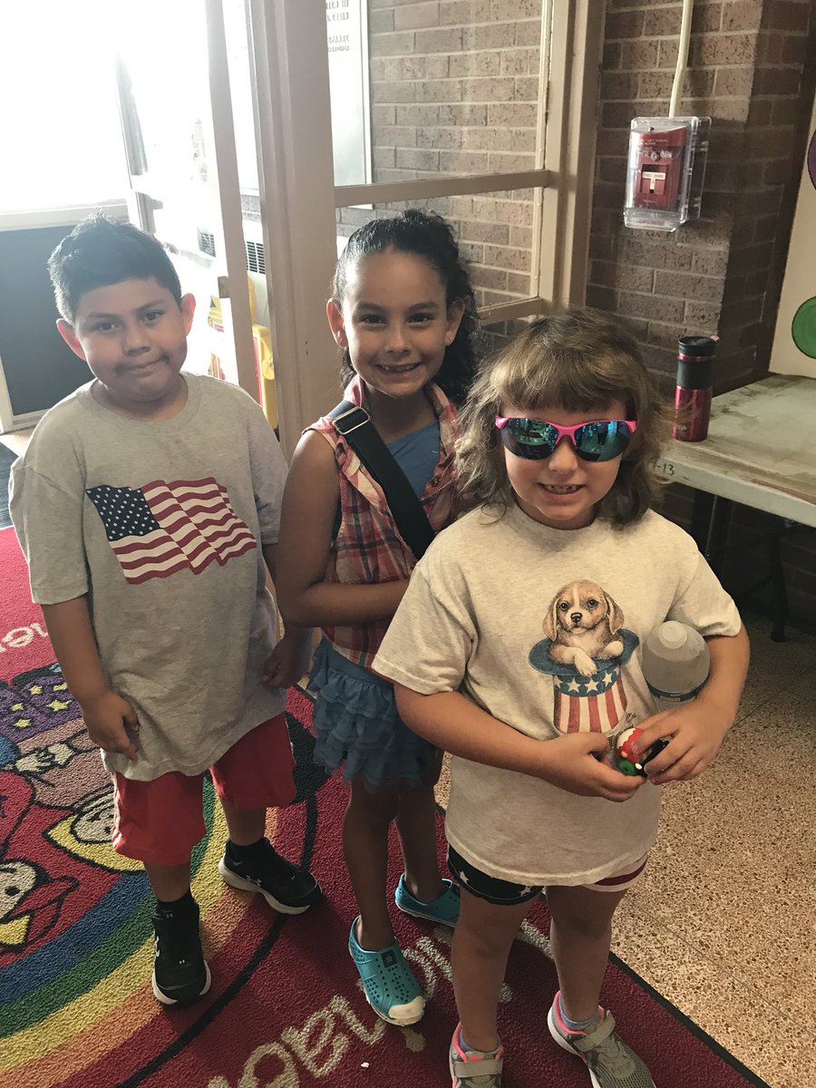 dazarMMS's tweet photo. Showing our patriotism at the Summer Learning Academy @ElizRoemer @WeRStokes @SparkeShines https://t.co/XKik6HMwCp