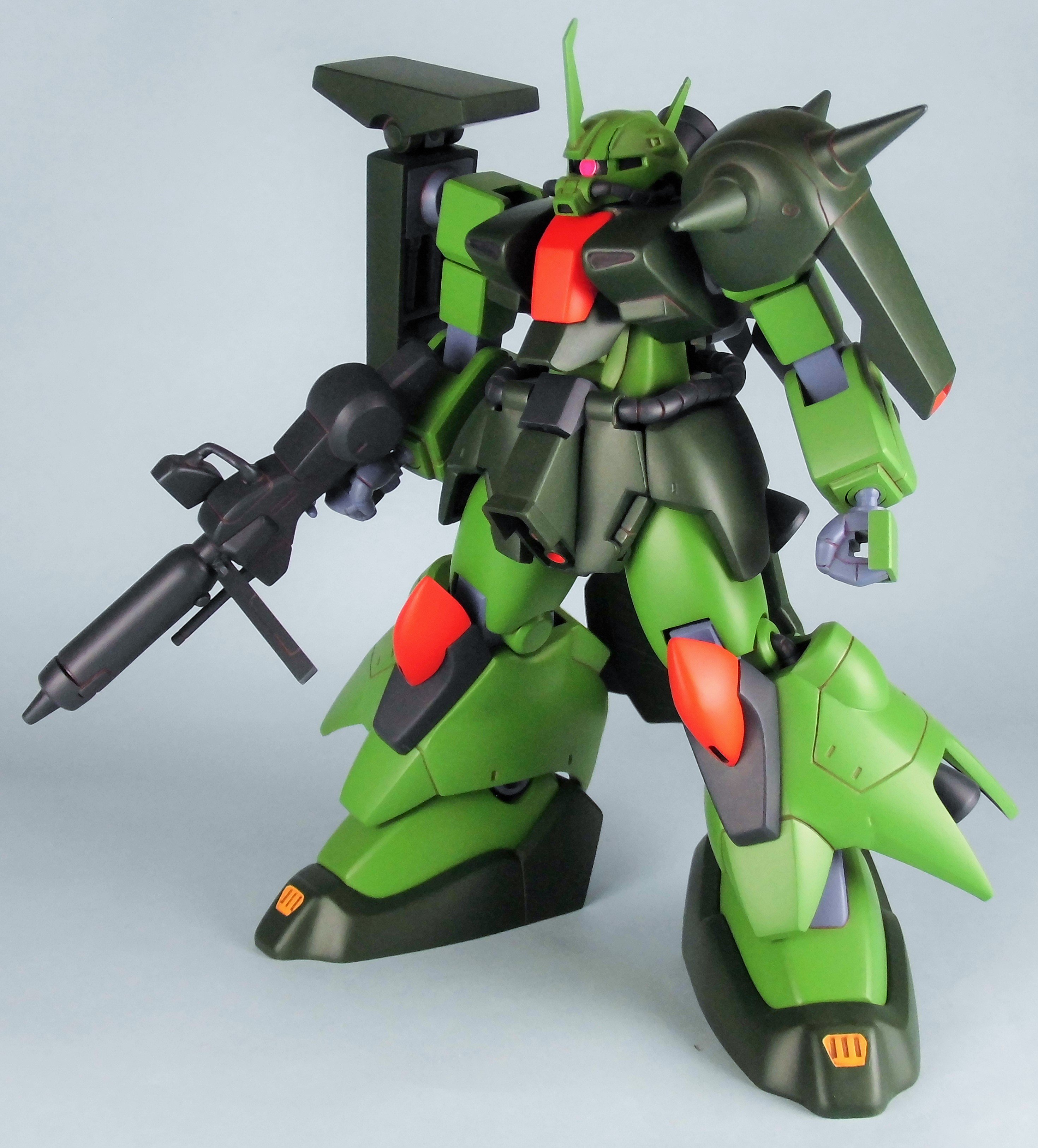 Tranabe 本日2発目はガンダムzzよりhgucザク 改です 当時改造しようとして失敗しました そんなのばっかりや 笑 それだけにhguc化は嬉しかったなぁ 最近トワイライトアクシズに細部のちょこっと異なった赤いの出てましたよね シャア専用みたいだと