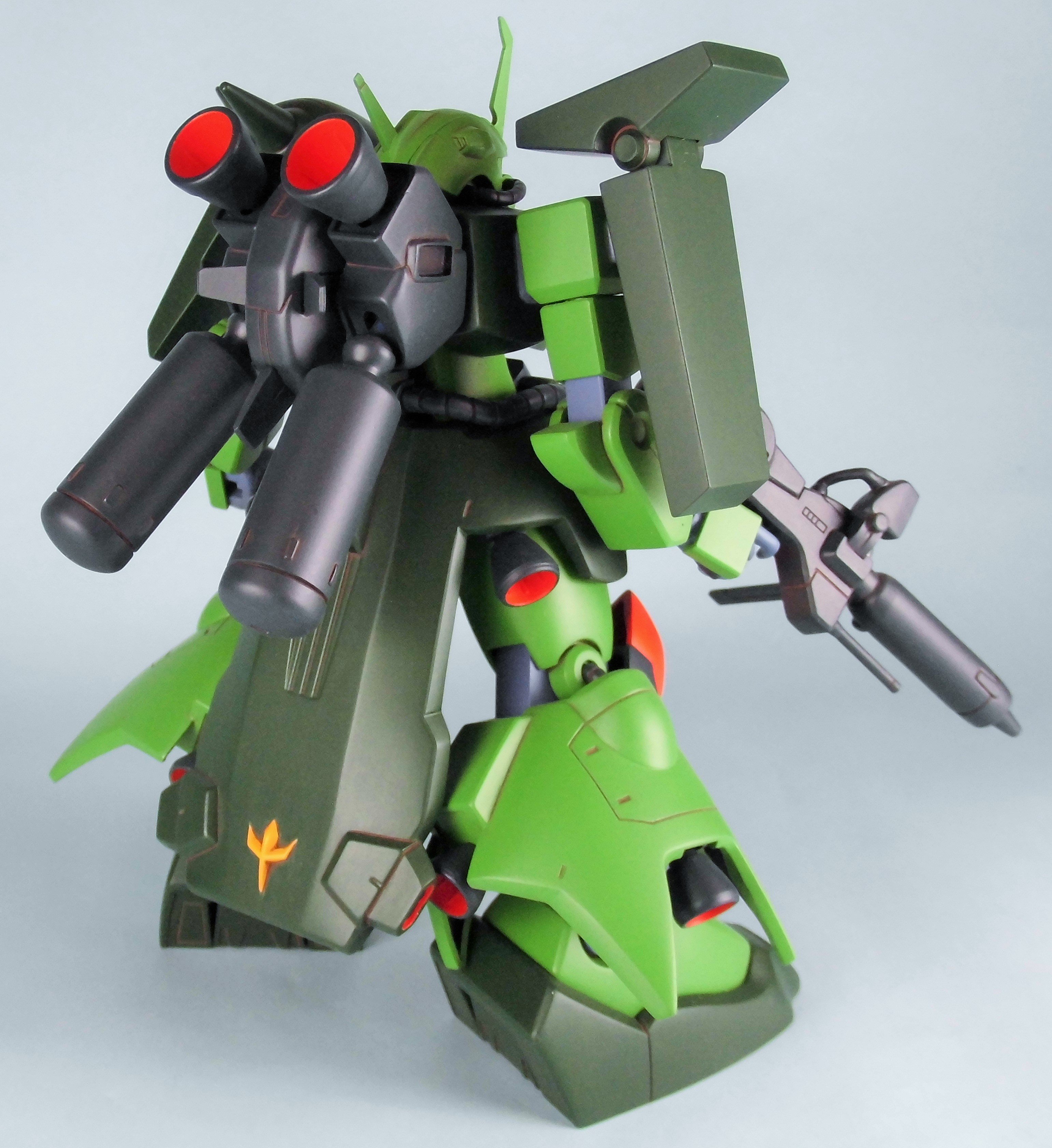 Tranabe 本日2発目はガンダムzzよりhgucザク 改です 当時改造しようとして失敗しました そんなのばっかりや 笑 それだけにhguc化は嬉しかったなぁ 最近トワイライトアクシズに細部のちょこっと異なった赤いの出てましたよね シャア専用みたいだと