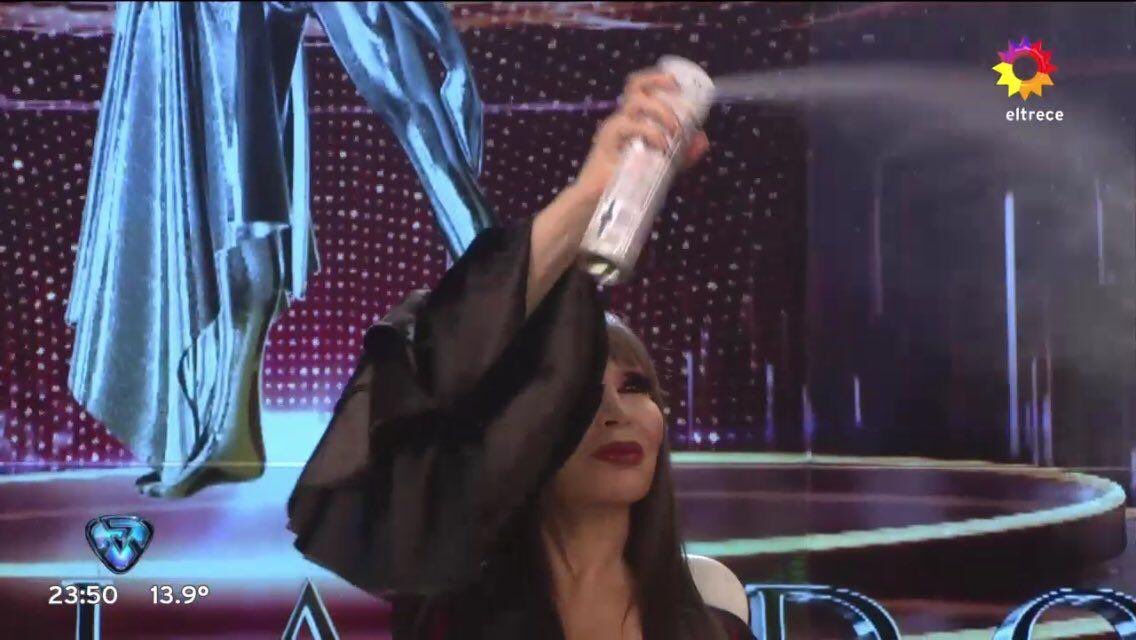 colomtina's tweet photo. pueden los chilenos salir de este hashtag es solo de nosotros fuera #ArgColMexParty https://t.co/z932g3iNt5