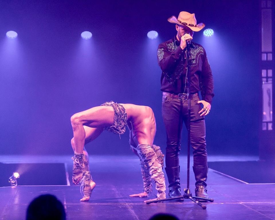 AndromedaCircus's tweet photo. Hey folks... good news... Iβll be teaching #contortion from next Monday at @AirCraftCircus come and get #bendy with me. In this pictures #contorting while @bighairygrowler sings live for @AuroraGalore #glamorousweirdos show. #circus https://t.co/LZMLtRSU0y