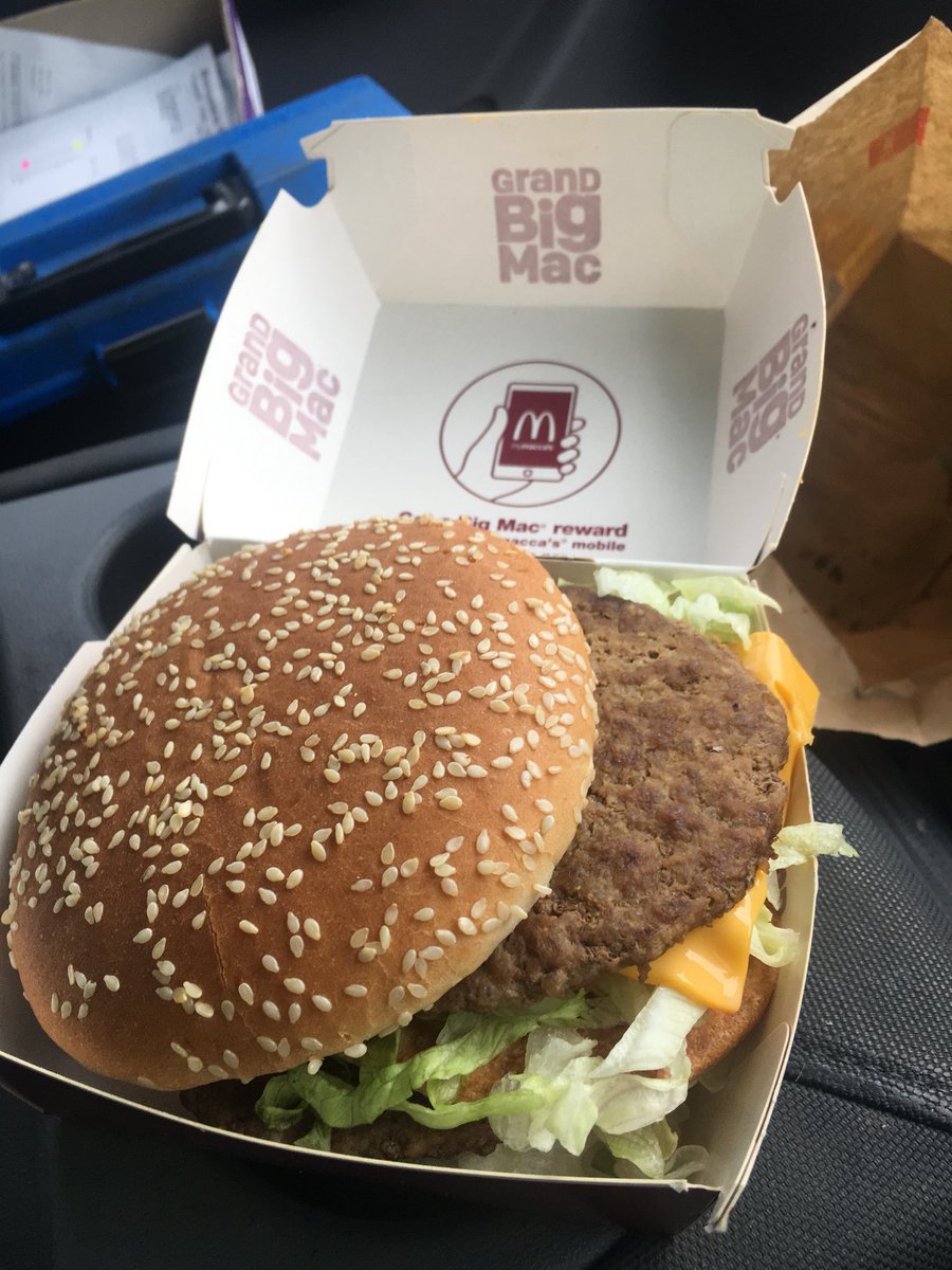 rob_watson78's tweet image. QualityControl? @maccas #McDonalds #SlappedTogether #QualityControl