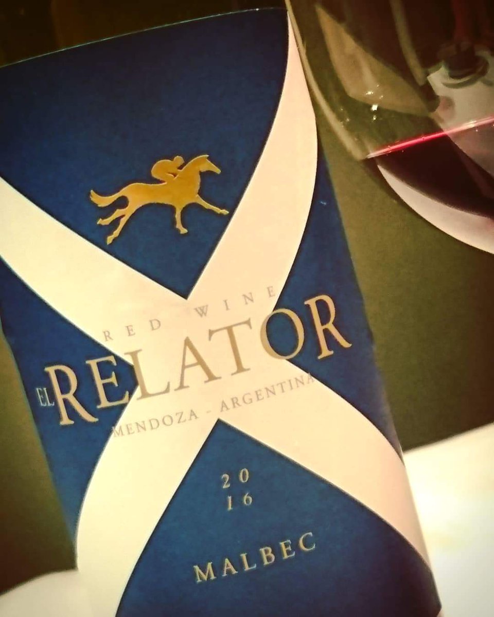Martes de Malbec! Probando la nueva cosecha de este Relator que está tremenda! Con uvas de La Consulta, en el Valle de Uco tiene todo lo que uno espera de un vino de esta cepa. Salud!