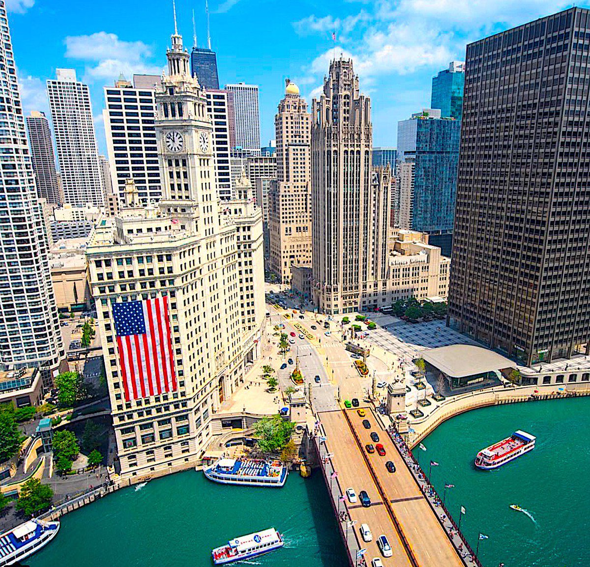LTSChicago's tweet photo. How are you celebrating this July 4th holiday Chicago? #4thofJuly #fireworks #chicagoriver #USA https://t.co/UEmlQTP4HU