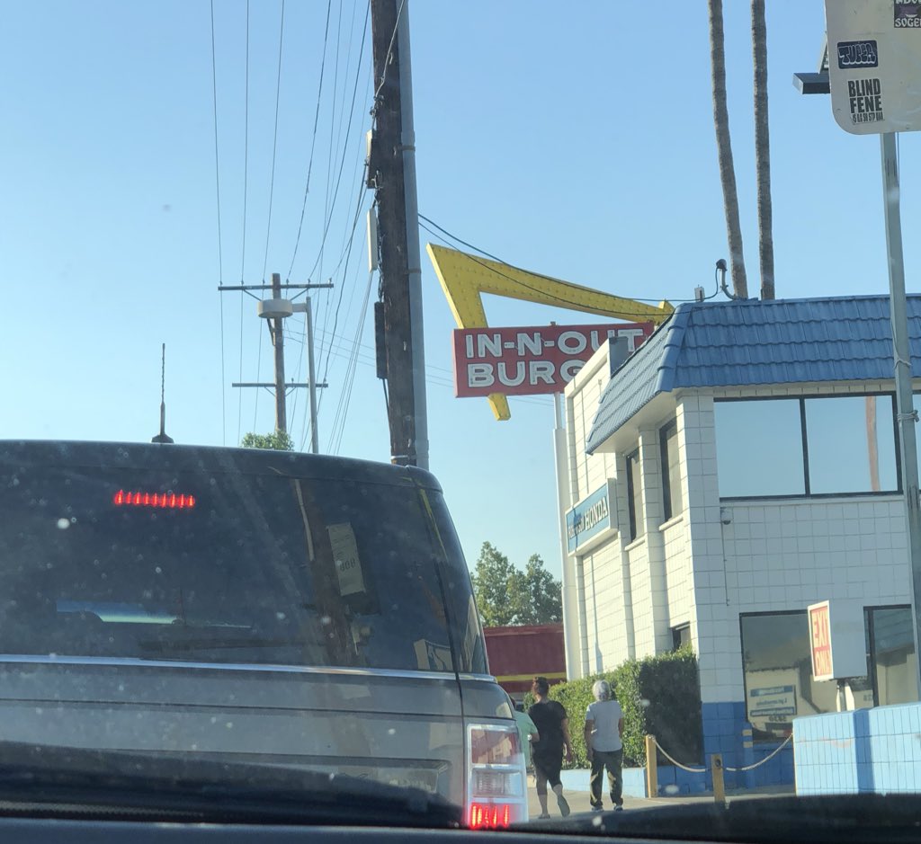 RoblesEnmanuel's tweet photo. When you already ate but your mom is hungry and wants in-n-out and now I’m stuck waiting in this horrible line. 😩 #anythingformom💕 https://t.co/fOQJdhE9Ky