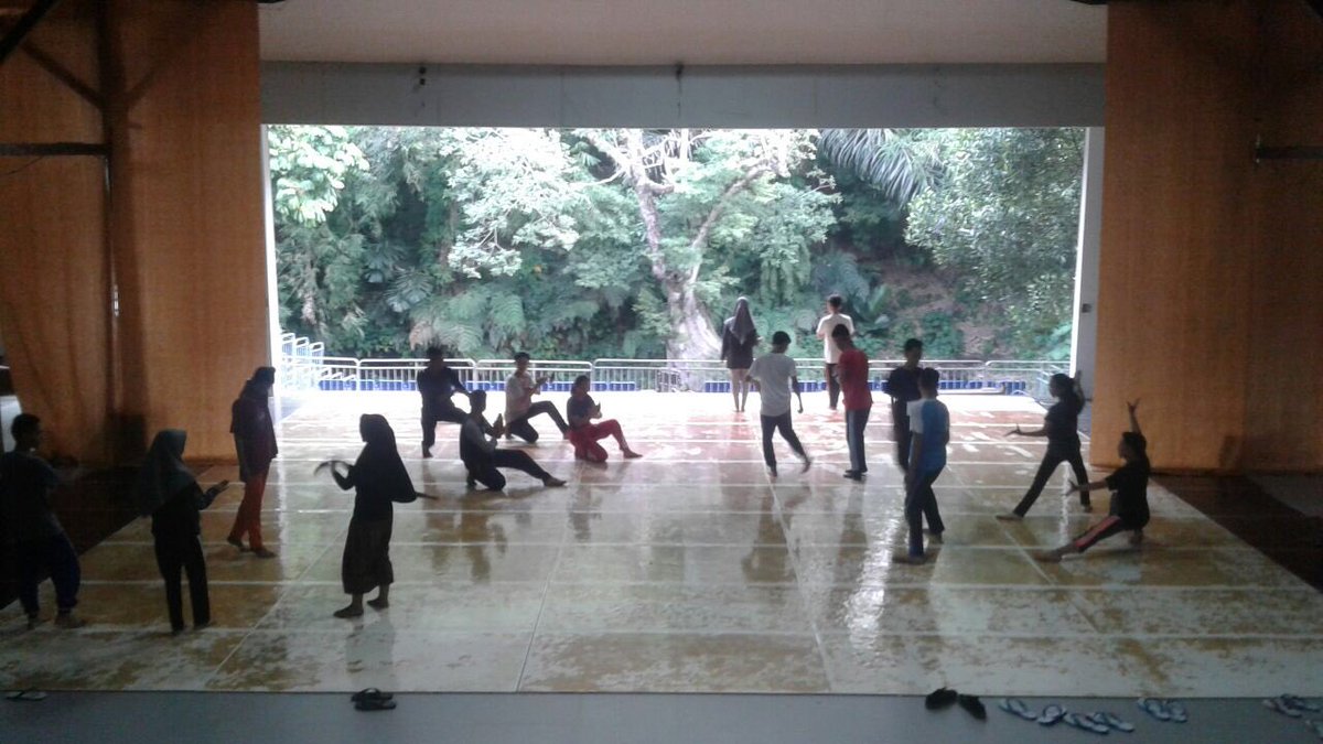 gastonkatanya's tweet image. Ketika banyak orang yg nyiyir ttg #revolusimental kami telah, sedang dan terus membangun karakter anak bangsa melalui @budayasaya @IndTalent @Mobistrimi @Pecandu_Rindumu @ganjarpranowo @killthedj @Kemdikbud_RI #belajarbersamamaestro2018