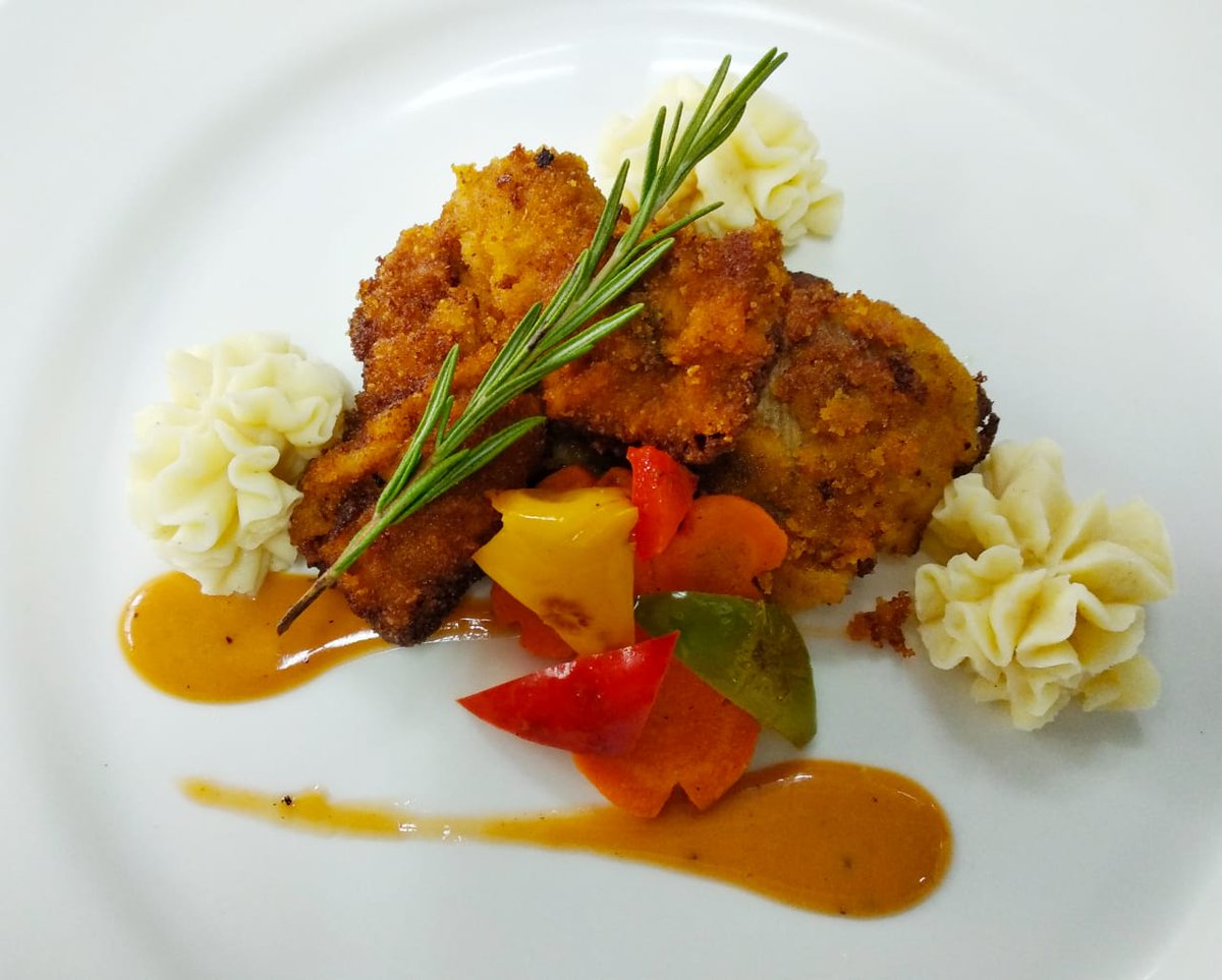IIHMFoodStudio's tweet photo. Tournedo Rossini with choron sauce/fillet mignon/minute steak/pepper steak with sauted vegetable and mashed potato.
@IIHMHOTELSCHOOL #Kolkata #students 3rdYr https://t.co/CDC66yELiy