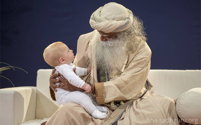SadhguruJV's tweet image. Look at everything as an infant does – absorbing everything, not judging anything, not labeling anyone. #SadhguruQuotes