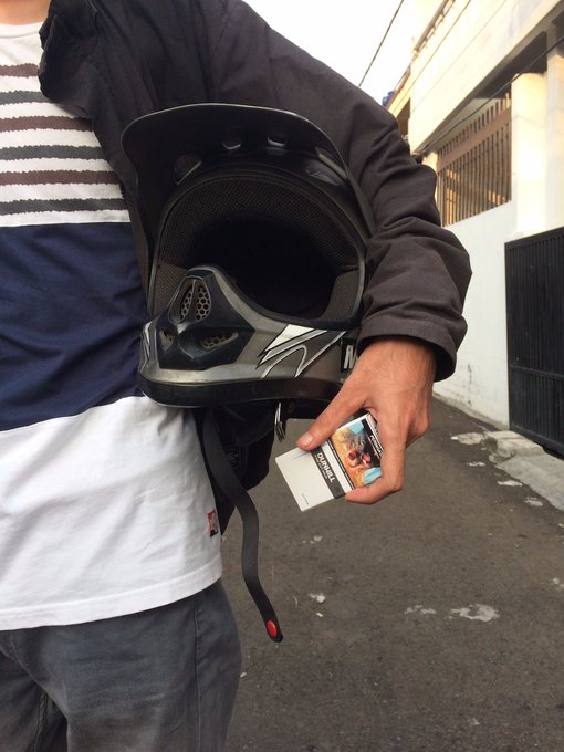 jdylansx's tweet image. Berangkat mau ketemuan kawan, jangan lupa bawa jagoan yang bikin lo pede dan nggak minder. Dunhill Ultra ini yang baunya nggak nempel di pakaian lo. #UltraLessSMELL #LessSMELLisMore