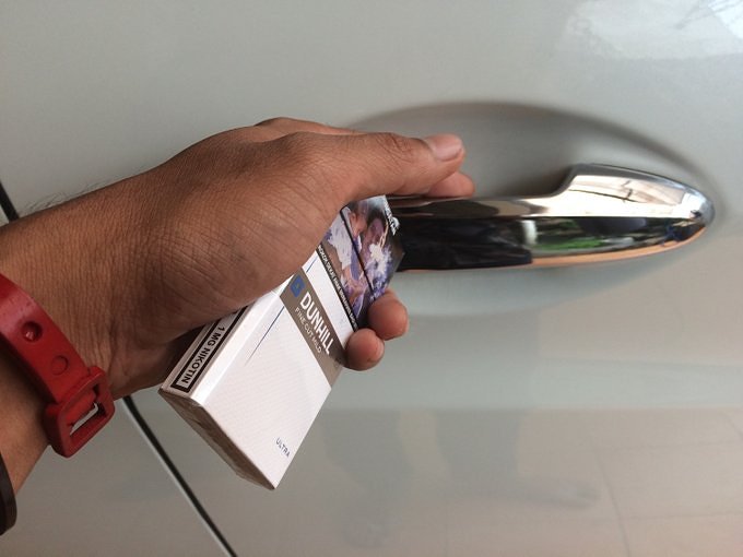 jdylansx's tweet image. Untuk perokok wajib nyobain Dunhill Mild Ultra nih. Mobil lo bebas bau rokok, karena bau asepnya nggak nempel di dalam mobil. #UltraLessSMELL #LessSMELLisMore