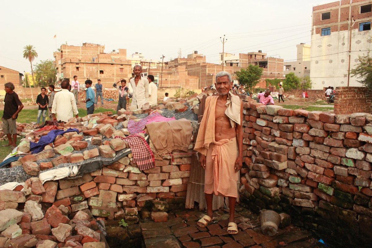 BahujanAzad's tweet photo. People here are forced to live in a stuation one can't think of. This isn't there choice but government forced them live in this situation. All credit of such development goes to Bihar Chief Minister Niteesh Kumar -Meena Bazar, Kuda Par, Patna city https://t.co/gA8AKcl7WC https://t.co/M6z3bXylwn