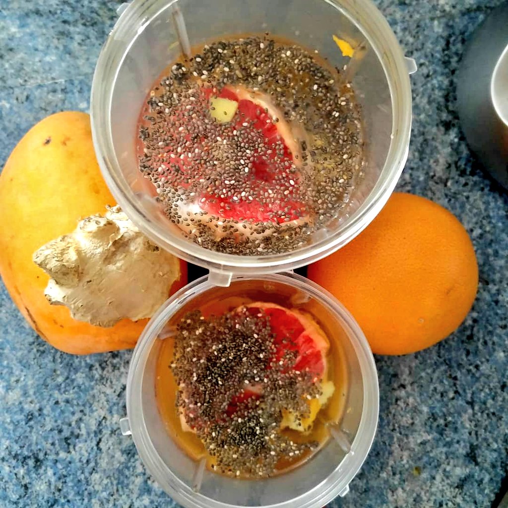 BUIPauline1's tweet photo. #recette de #smoothie du jour ➡ Dans le grand bol du #Nutribullet : 1 #pomelo à jus, 1 #mangue &amp;demie, du #gingembre frais, 1 cuillère à soupe de #grainesdechia de l'eau de source &amp;des glaçons 💁💦👣❄ #nutriblast #vitamines #petitdejeunersain #healthy #breakfast #energy https://t.co/GCgh28mW3k