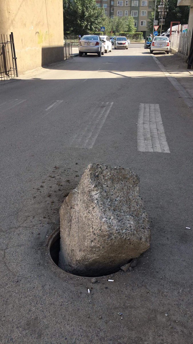 Манай Сонгинохайрхан дүүргийнхэн ийм мундаг шд. Унаж үхсэнээс тээглэж унасан нь дээр гэж үзсэн бололтой 😂😂😂