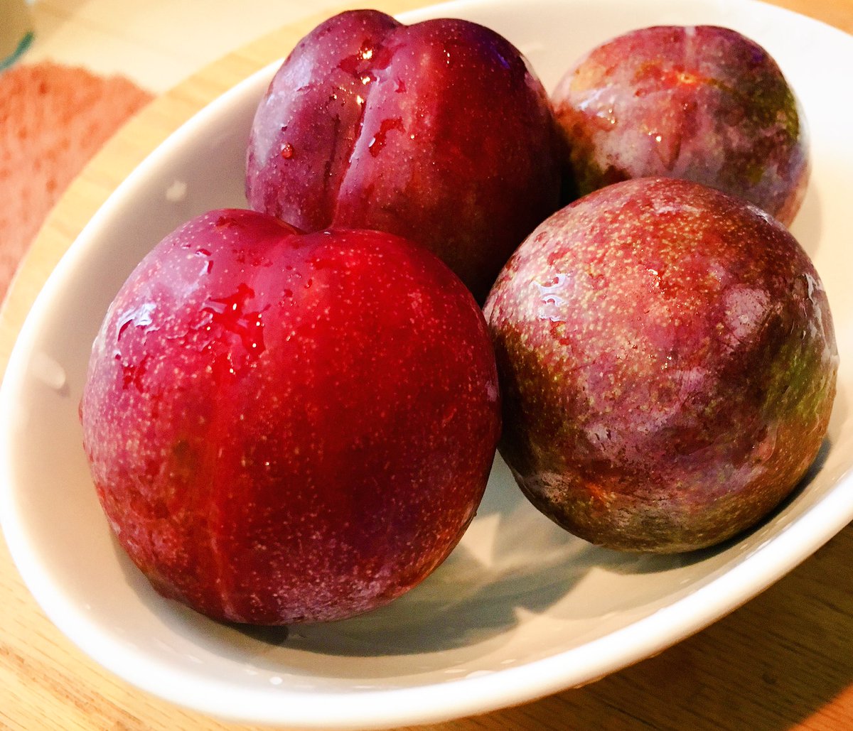 三倉茉奈 プラムめっちゃ好き この酸っぱさがたまらない ほんと美味しい プラムの季節 スーパーに並び始めた うれし 果物好きすぎる T Co Gqywhr5x