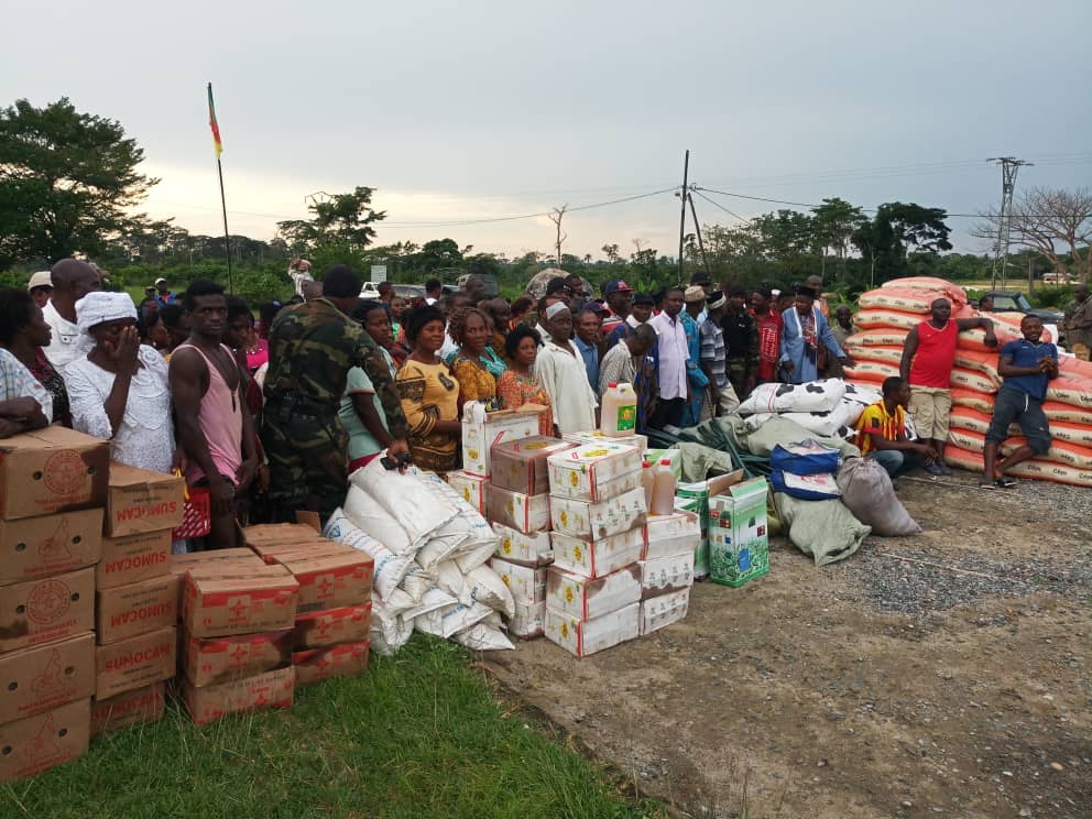 Que_Les_Faits's tweet photo. Le #BIR dans le département de la Manyu, Région du Sud-ouest du #Cameroun. Il apporte du reconfort, des biens et des vivres aux localités d’Eyumojock et de Ndabaya. #CameroonUnited #JeSuis237 @USEmbYaounde @USAID @France24_fr @RFIAfrique https://t.co/I6R5LHqx99