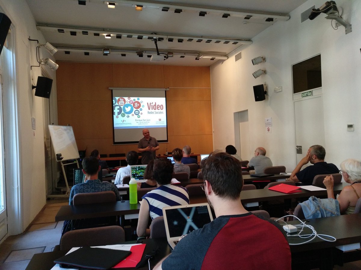 cinefila_raquel's tweet photo. Començem el curs de #vídeos per a #xarxes socials a @periodistes_cat amb @esj #ESJCPC https://t.co/m1EEVX15Sb https://t.co/WmWP7R9RW1