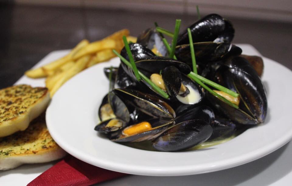RedLionBetch's tweet image. MOULES FRITES - Every Wednesday from 6pm
Served with French chips and garlic bread to soak up the juices! with a glass of Chilean Malbec or Cullinan View Sauvignon Blanc only £12.95 #MoulesFrites