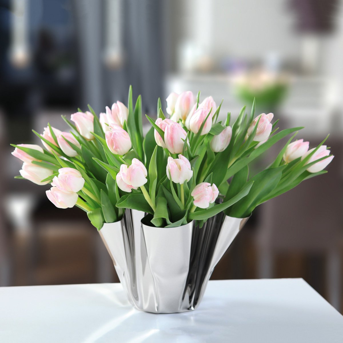 Bring your Home to life with our Stunning Margeaux vase.
a unique center piece ideal for all houses.
.
.
.

#vase #silver #silvervase #decor #home #homedecor #homedecorvase #silverhomedecor #homeaccessory #accessory #homeware #houseware #living #designer #unique #flowers #pretty