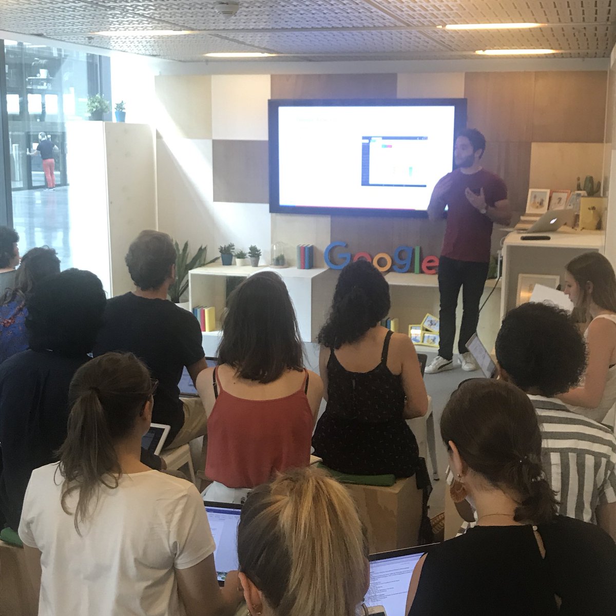 Retour <a href="/joinstationf/">STATION F</a> pour la dernière session de formation de la saison chez nos copains de Google pour certains de mes étudiants <a href="/supdepub/">Sup de Pub</a> Ce matin session dédiée à la prise en main de l’outils de Data Viz : Google Data Studio. #learningbydoing #dataviz #data  #stationf