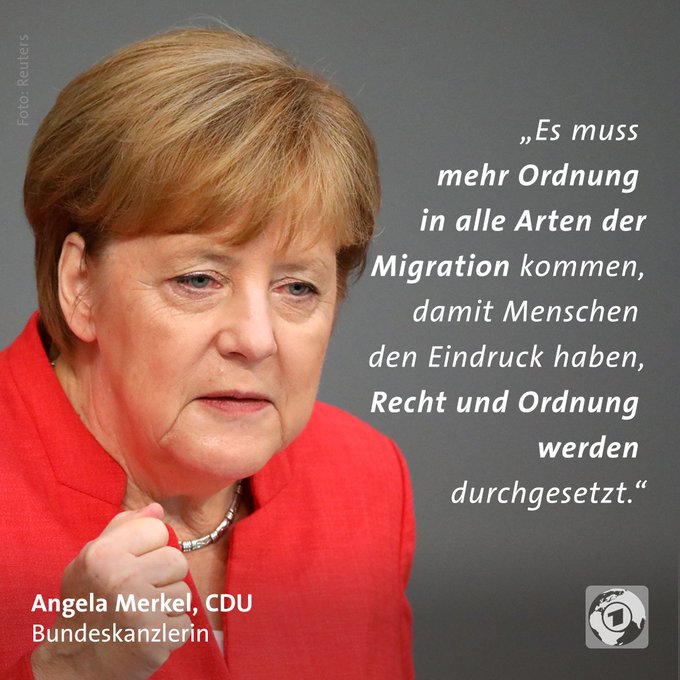 Foto zeigt Bundeskanzlerin Angela Merkel mit einer geballten Faust im Bundestag. Daneben ein Zitat von ihr „Es muss mehr Ordnung 
in alle Arten der Migration kommen, damit Menschen den Eindruck haben, Recht und Ordnung werden durchgesetzt.“