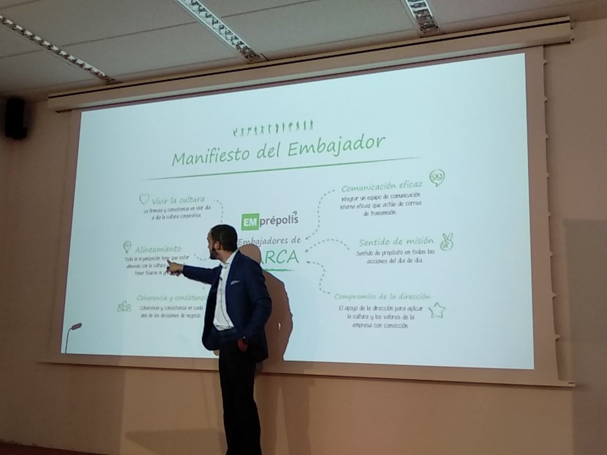 AedipeCatalunya's tweet photo. Manifiesto del embajador de @Emprepolis_ que nos muestra su CEO Alejandro Costa @alecostajimenez en la #JornadaAC.
Buena métrica que pueden presentar en su empresa: tienen tantos embajadores como trabajadores 👌 https://t.co/I9GzlMe4uy