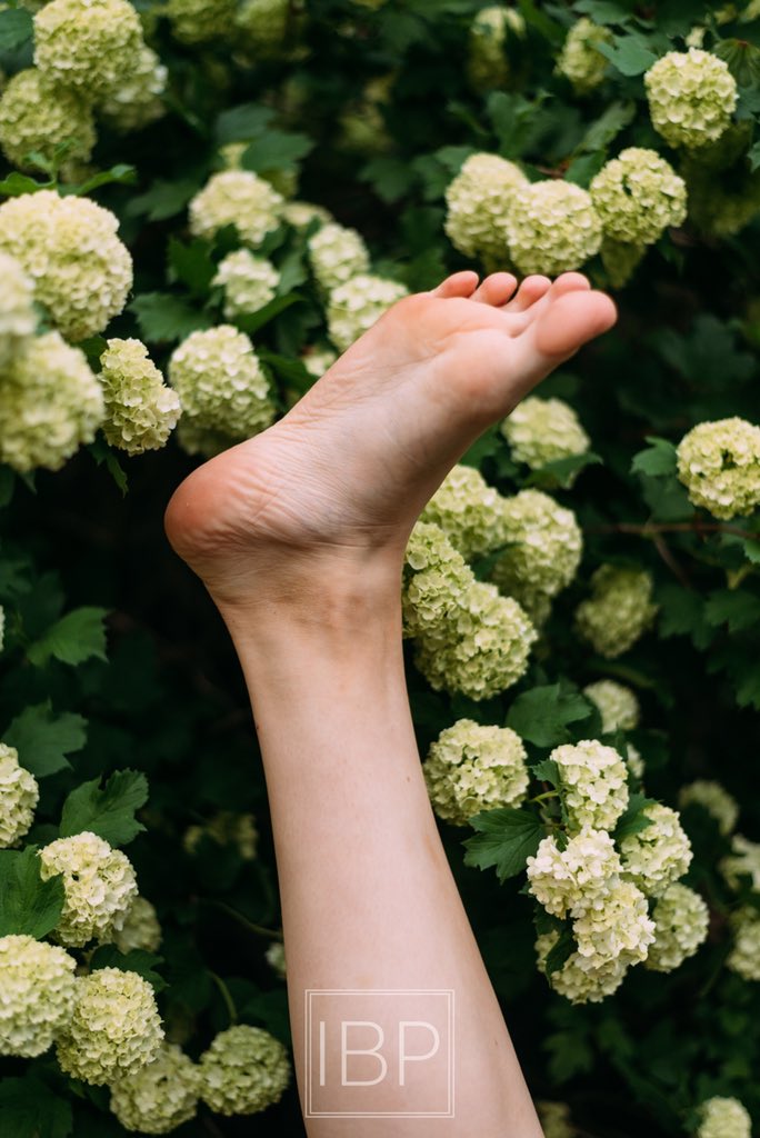 I don’t really know how to explain this. 🤷🏻‍♀️
———————————————————————— f/1.8
1/160 sec
ISO 320
50mm
———————————————————————— #spring #fotografia #artistsontwitter #neature #moody    #fotography #photography #outdoors #moodyports #portrait #portraitphotography
#heatercentral