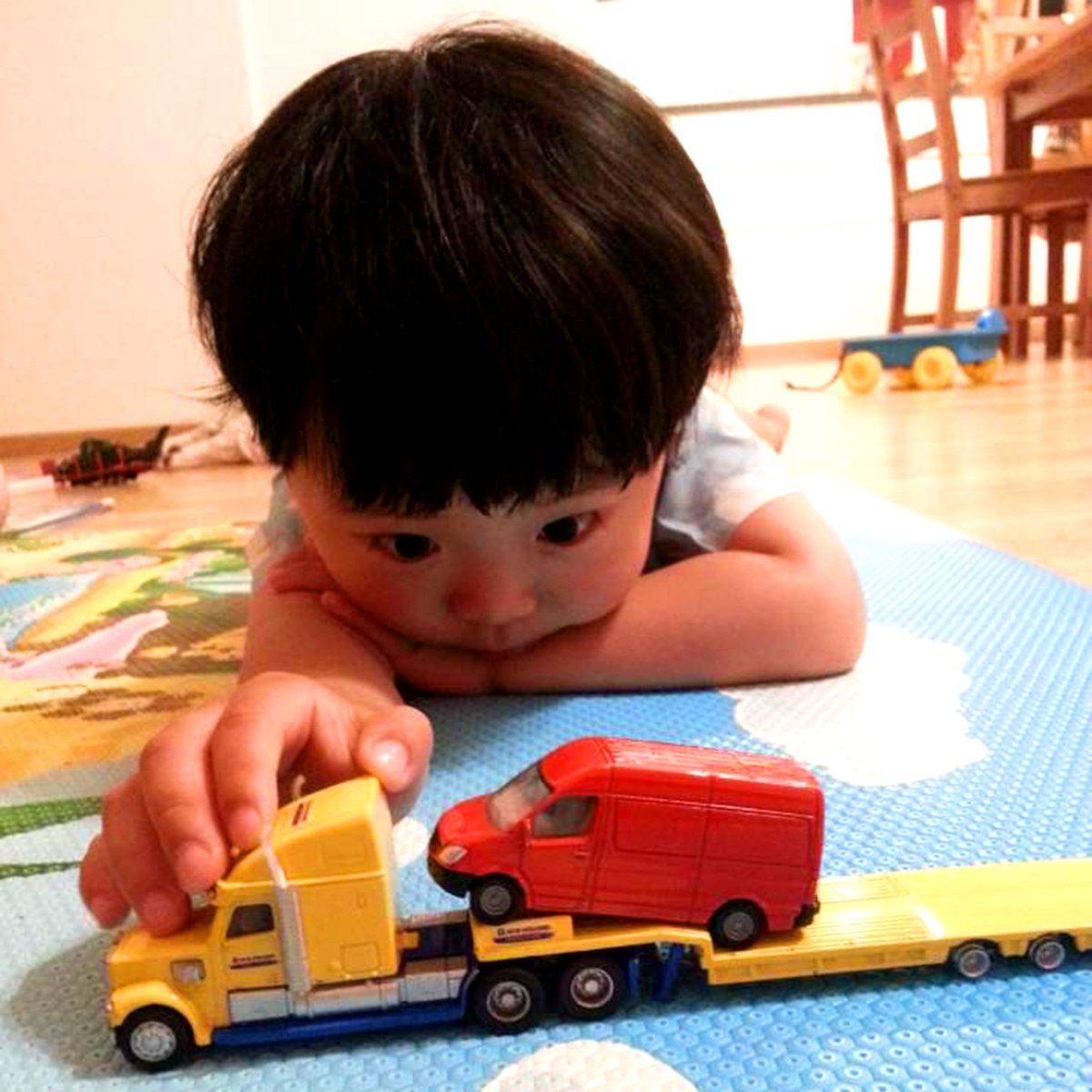 dwinguler_eu's tweet photo. He can play for hours like this... #dwinguler #mytown #playmat #dwingulerplaymat #playground #spielmatte #kids #children #mat https://t.co/SJ9xoJbtoD
