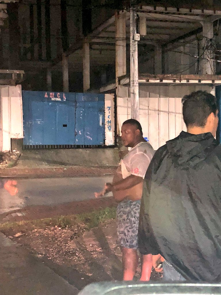 Miren bien a este personaje que es un LADRON, estaba robando a un turista por la primera entrada de los almendros, esos son los desgraciados que están dañando a nuestra isla.