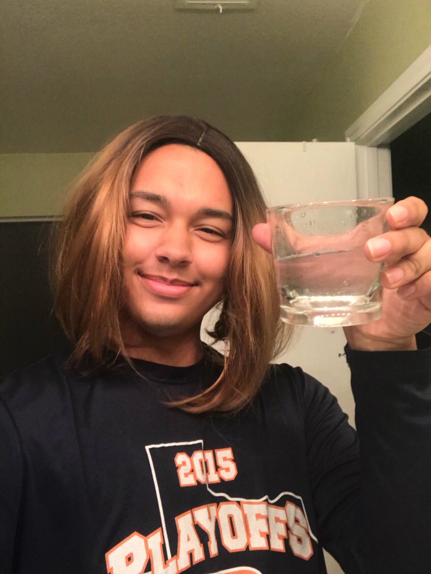TonyPerezz_'s tweet photo. Just put my kids to bed, now having some me time while watching law and order svu :) #HardworkingMother #Caucasian https://t.co/CcghIAkYJR