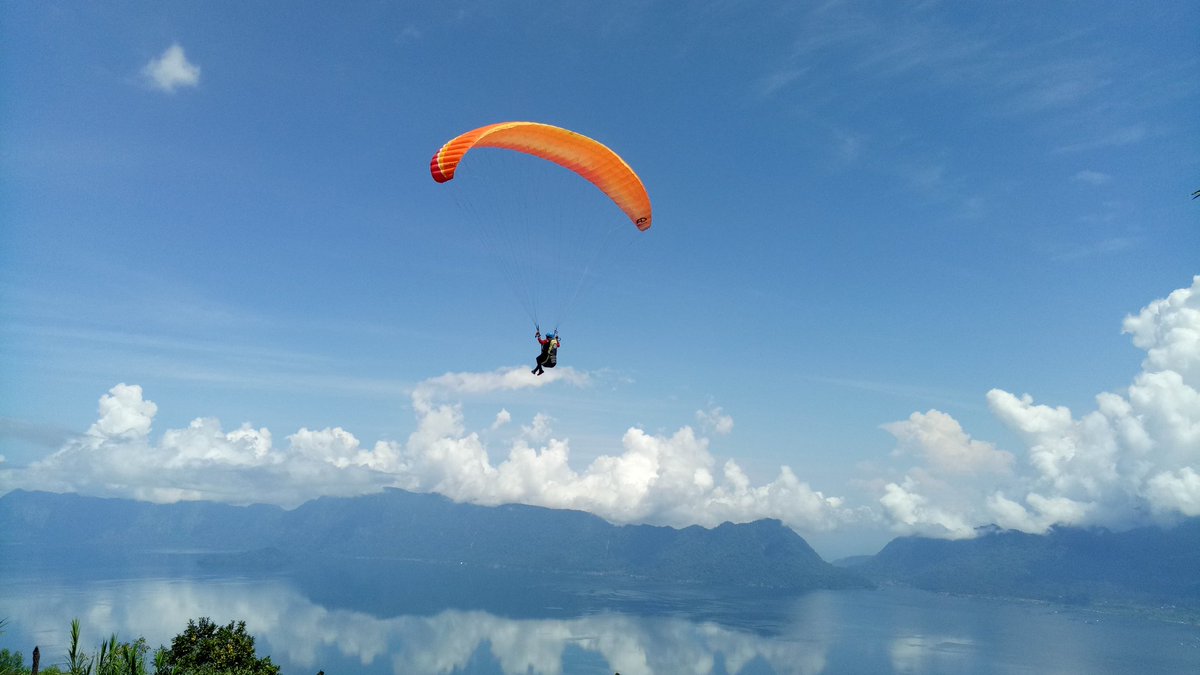 Paralayang di #SoulPuncakLawang <a href="/wisataSumbar/">Sumatera Barat</a> <a href="/InfoRanahMinang/">IG : inforanahminang</a>