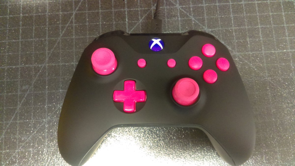 JTuNar's tweet photo. I've always loved the look of pink on black this Xbox slim makes for some very tantalizing #controllerporn https://t.co/Krb2X7bY8N